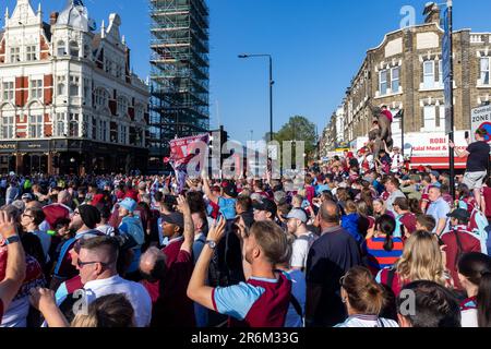 Londres, Royaume-Uni. 8th juin 2023. Supporters of West Ham United Line Barking Road, près de l'ancien stade Boleyn Ground du club, à Upton Park, avant le défilé de la victoire de l'UEFA Europa Conference League. West Ham a battu l'ACF Fiorentina lors de la finale de la Ligue de la Conférence Europa de l'UEFA le 7 juin, remportant leur premier trophée majeur depuis 1980. Crédit : Mark Kerrison/Alamy Live News Banque D'Images