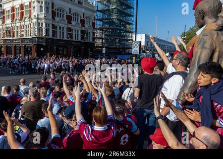 Londres, Royaume-Uni. 8th juin 2023. Les supporters de West Ham United Line Barking Road le long de la sculpture des champions et à proximité de l'ancien stade Boleyn Ground du club à Upton Park avant un défilé de victoire de l'UEFA Europa Conference League. West Ham a battu l'ACF Fiorentina lors de la finale de la Ligue de la Conférence Europa de l'UEFA le 7 juin, remportant leur premier trophée majeur depuis 1980. Crédit : Mark Kerrison/Alamy Live News Banque D'Images