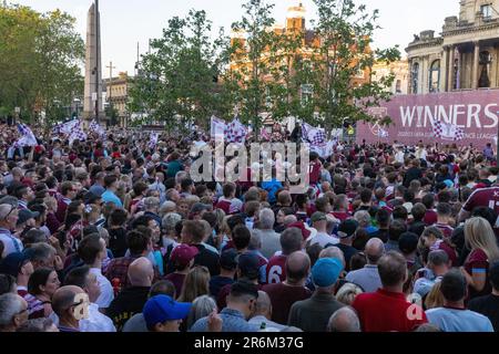 Londres, Royaume-Uni. 8th juin 2023. Les supporters de West Ham United se réunissent à l'extérieur de l'hôtel de ville de Stratford pour attendre l'arrivée de l'équipe à la suite d'un défilé de la victoire de l'UEFA Europa Conference League depuis le site de l'ancien stade Boleyn Ground du club à Upton Park. West Ham a battu l'ACF Fiorentina lors de la finale de la Ligue de la Conférence Europa de l'UEFA le 7 juin, remportant leur premier trophée majeur depuis 1980. Crédit : Mark Kerrison/Alamy Live News Banque D'Images