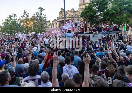 Londres, Royaume-Uni. 8th juin 2023. Les supporters de West Ham United se réunissent à l'extérieur de l'hôtel de ville de Stratford pour attendre l'arrivée de l'équipe à la suite d'un défilé de la victoire de l'UEFA Europa Conference League depuis le site de l'ancien stade Boleyn Ground du club à Upton Park. West Ham a battu l'ACF Fiorentina lors de la finale de la Ligue de la Conférence Europa de l'UEFA le 7 juin, remportant leur premier trophée majeur depuis 1980. Crédit : Mark Kerrison/Alamy Live News Banque D'Images