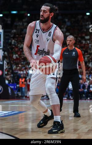 Tornike Shengelia #21 de Virtus Segafredo Bologna en action pendant LBA Lega Panier A finales 2023 jeu 1 entre EA7 Emporio Armani Milan et Virtus Segafredo Bologna au Forum de Mediolanum. Score final; Milano 92:82 Virtus Bologna. Banque D'Images