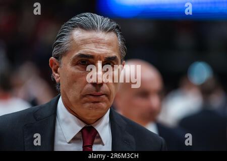 Sergio Scariolo entraîneur en chef de Virtus Segafredo Bologna regarde pendant LBA Lega Panier A finales 2023 jeu 1 entre EA7 Emporio Armani Milan et Virtus Segafredo Bologna au Forum de Mediolanum. Score final; Milano 92:82 Virtus Bologna. Banque D'Images