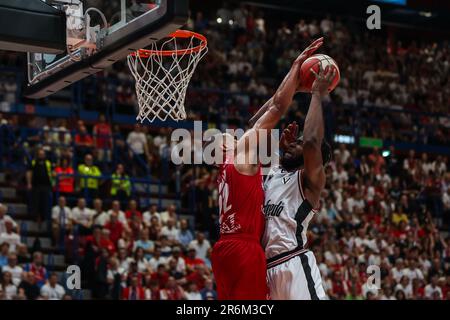 Semi Ojeleye #37 de Virtus Segafredo Bologna (R) et Devon Hall #22 de EA7 Emporio Armani Milan (L) en action pendant LBA Lega basket A finales 2023 jeu 1 entre EA7 Emporio Armani Milan et Virtus Segafredo Bologna au Forum de Mediolanum. Score final; Milano 92:82 Virtus Bologna. Banque D'Images