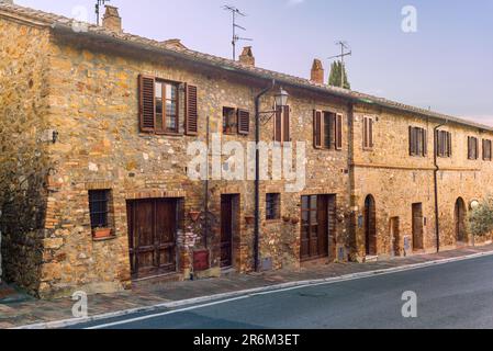 Les maisons médiévales colorées et les ruelles de San Quirico d'Orcia dans une journée ensoleillée de printemps Banque D'Images