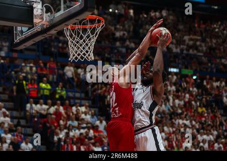 Milan, Italie. 09th juin 2023. Semi Ojeleye #37 de Virtus Segafredo Bologna (R) et Devon Hall #22 de EA7 Emporio Armani Milan (L) en action pendant LBA Lega basket A finales 2023 jeu 1 entre EA7 Emporio Armani Milan et Virtus Segafredo Bologna au Forum de Mediolanum. Score final; Milano 92:82 Virtus Bologna. (Photo de Fabrizio Carabelli/SOPA Images/Sipa USA) crédit: SIPA USA/Alay Live News Banque D'Images