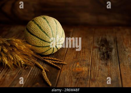 l'automne encore la vie avec le melon dans une touche sombre sur un fond en bois Banque D'Images