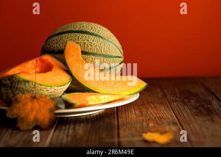 l'automne encore la vie avec le melon dans une touche sombre sur un fond en bois Banque D'Images