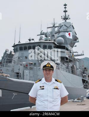 Kure, Japon. 10th juin 2023. Le commandant de la Marine royale australienne, David McPherson, du HMAS Anzac (FFH 150), s'adresse aux journalistes après la cérémonie de bienvenue à la flotte Activities Kure, dans la préfecture d'Hiroshima, au Japon, vendredi, à 10 juin 2023. Photo par Keizo Mori/UPI crédit: UPI/Alay Live News Banque D'Images