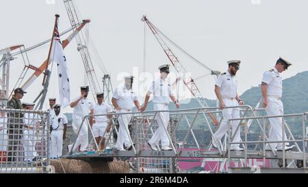 Kure, Japon. 10th juin 2023. Les officiers de la Marine royale australienne quittent le HMAS Anzac (FFH 150) à la flotte de la Force d'autodéfense maritime du Japon activités de Kure dans la préfecture d'Hiroshima, au Japon, vendredi, 10 juin 2023. Photo par Keizo Mori/UPI crédit: UPI/Alay Live News Banque D'Images