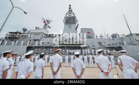 Kure, Japon. 10th juin 2023. La Force d'autodéfense maritime du Japon tient une cérémonie de bienvenue pour le HMAS Anzac (FFH 150) de la Marine royale australienne lors des activités de la flotte de Kure dans la préfecture d'Hiroshima, au Japon, vendredi, 10 juin 2023. Photo par Keizo Mori/UPI crédit: UPI/Alay Live News Banque D'Images