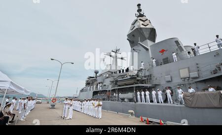 Kure, Japon. 10th juin 2023. La Force d'autodéfense maritime du Japon tient une cérémonie de bienvenue pour le HMAS Anzac (FFH 150) de la Marine royale australienne lors des activités de la flotte de Kure dans la préfecture d'Hiroshima, au Japon, vendredi, 10 juin 2023. Photo par Keizo Mori/UPI crédit: UPI/Alay Live News Banque D'Images