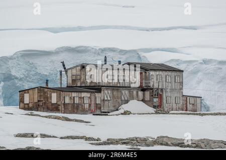 Abandonné bas Research Station Hut à Stoningtpn Island, Marguerite Bay, Antarctique Peninsula, Antarctique Banque D'Images