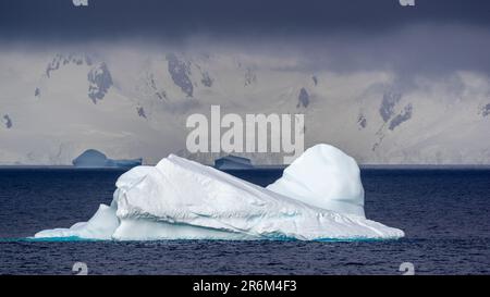 Iceberg dans le détroit de Gerlache, péninsule Antarctique Banque D'Images