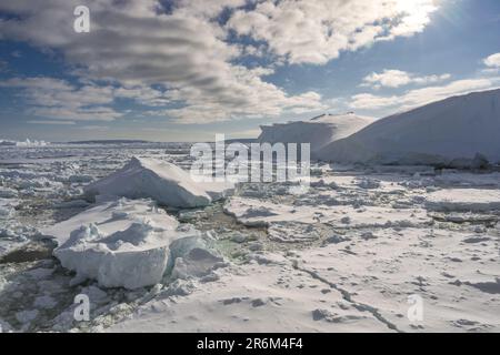 Floes de glace et icebergs tabulaires dans Bright Sunshine, mer d'Amundsen, Antarctique Banque D'Images