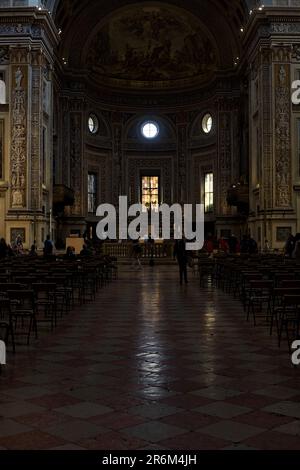 Nef central de l'église San Andrea avec les gens qui marchent autour Banque D'Images