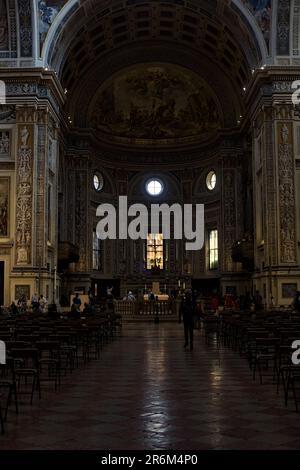 Nef central de l'église San Andrea avec les gens qui marchent autour Banque D'Images