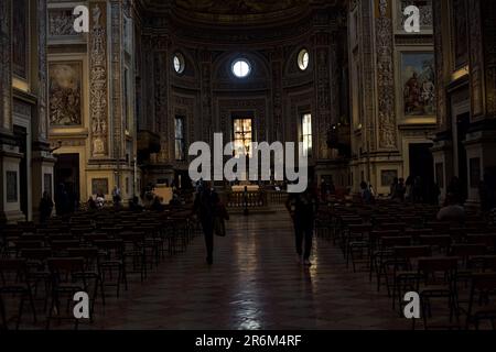 Nef central de l'église San Andrea avec les gens qui marchent autour Banque D'Images