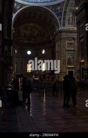 Nef central de l'église San Andrea avec les gens qui marchent autour Banque D'Images