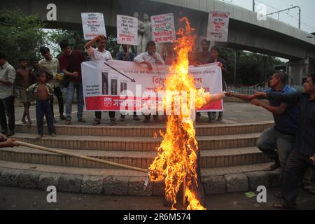 8jun2023 Dhaka Bangladesh, le Comité central du Front de Chhatra de Samajtantrik a brûlé le Ministre des finances, le Koushpuolika, pour demander l'allocation Banque D'Images