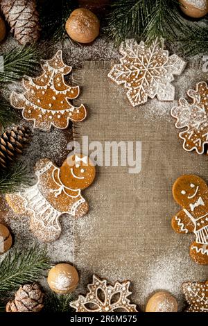 Biscuits au gingembre de Noël. Encore la vie avec des cônes et des branches d'épinette et de l'espace de copie Banque D'Images