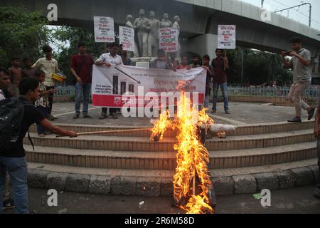 8jun2023 Dhaka Bangladesh, le Comité central du Front de Chhatra de Samajtantrik a brûlé le Ministre des finances, le Koushpuolika, pour demander l'allocation Banque D'Images