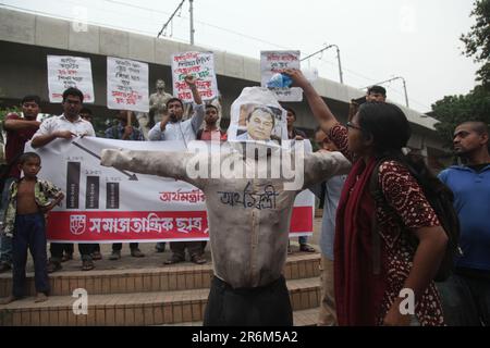 8jun2023 Dhaka Bangladesh, le Comité central du Front de Chhatra de Samajtantrik a brûlé le Ministre des finances, le Koushpuolika, pour demander l'allocation Banque D'Images