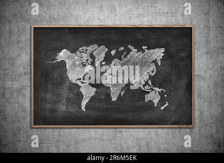 tableau à craie avec plan du monde sur le mur Banque D'Images