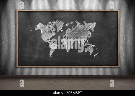 tableau noir avec plan du monde sur le mur dans la pièce grise Banque D'Images