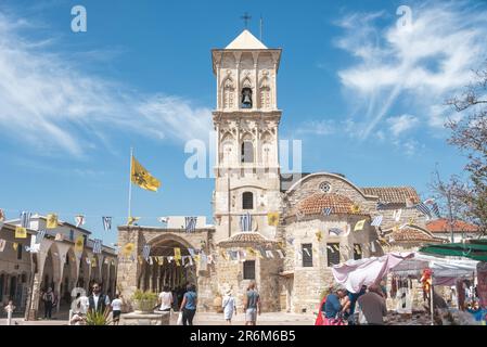 Larnaca, Chypre - 16 avril 2022: Touristes visitant l'église Saint Lazare Banque D'Images