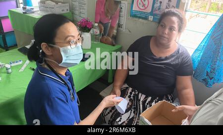 (230610) -- TARAWA DU NORD, 10 juin 2023 (Xinhua) -- Un membre de l'équipe médicale chinoise stationnée à Kiribati fournit des services médicaux gratuits à un résident du Nord de Tarawa, Kiribati, 9 juin 2023. Le personnel médical chinois a fourni des services médicaux gratuits à environ 150 résidents du Nord de Tarawa, dans le pays de l'île du Pacifique, Kiribati. La deuxième équipe médicale chinoise stationnée à Kiribati s'est rendue vendredi dans deux endroits du Nord de Tarawa. Après avoir fait don de fournitures médicales désespérément nécessaires, telles que des antibiotiques oraux, des crèmes antifongiques et des moniteurs de tension artérielle, aux cliniques locales, d chinois Banque D'Images