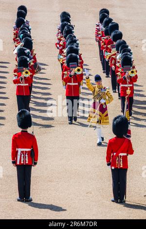 Londres, Royaume-Uni. 10 juin 2023. Le Colonel's Review le jour le plus chaud de l'année jusqu'à présent - le Prince de Galles, le Prince William passe en revue le régiment qui trooping la couleur (les gardes gallois, dont il est le colonel) S'assurer qu'ils sont de la norme requise lors d'une répétition publique avant le Trooping the Color le week-end prochain. Pour la première fois en plus de trente ans, les régiments qui y participent comprendront les cinq régiments des gardes des pieds. Crédit : Guy Bell/Alay Live News Banque D'Images