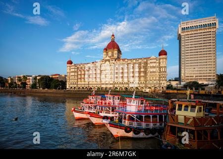 Bateaux de tourisme en face du célèbre Hôtel Taj le matin Banque D'Images