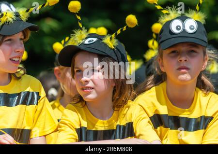 Strathaven, Écosse, Royaume-Uni. 10th juin 2023. Le gala annuel de Strathaven, qui comprend une parade de tracteurs et flotte dans les rues de la ville, se terminant par la cérémonie de couronnement de la reine au kiosque John Hastie Park. La reine de gala pour 2023 est Kayley Lawrence, qui est accompagnée de son champion Daniel Thomson, tous deux étudiants à la Strathaven Academy. Credit: SKULLY/Alay Live News Banque D'Images