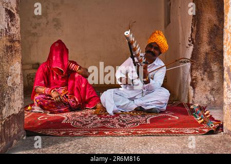 Musiciens jouant en chantant des chansons et de la musique traditionnelles du Rajasthani à Mehrangarh fort, Rajasthan, Inde Banque D'Images