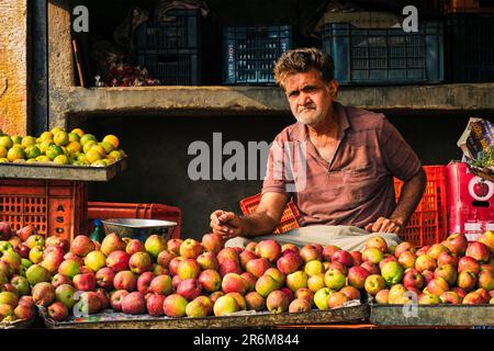 Vendeur de fruits dans son magasin à Sadar Market. Jodhpur, Rajasthan, Inde Banque D'Images