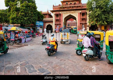 Trafic par les portes du marché de Sardqar. Jodhpur, Rajasthan, Inde Banque D'Images