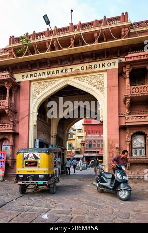 Trafic par les portes du marché de Sardqar. Jodhpur, Rajasthan, Inde Banque D'Images