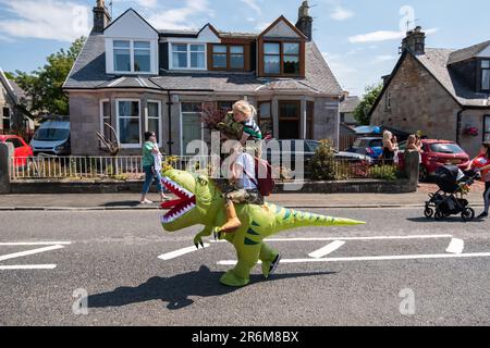 Strathaven, Écosse, Royaume-Uni. 10th juin 2023. Le gala annuel de Strathaven, qui comprend une parade de tracteurs et flotte dans les rues de la ville, se terminant par la cérémonie de couronnement de la reine au kiosque John Hastie Park. La reine de gala pour 2023 est Kayley Lawrence, qui est accompagnée de son champion Daniel Thomson, tous deux étudiants à la Strathaven Academy. Credit: SKULLY/Alay Live News Banque D'Images