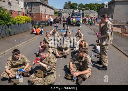 Strathaven, Écosse, Royaume-Uni. 10th juin 2023. Le gala annuel de Strathaven, qui comprend une parade de tracteurs et flotte dans les rues de la ville, se terminant par la cérémonie de couronnement de la reine au kiosque John Hastie Park. La reine de gala pour 2023 est Kayley Lawrence, qui est accompagnée de son champion Daniel Thomson, tous deux étudiants à la Strathaven Academy. Credit: SKULLY/Alay Live News Banque D'Images