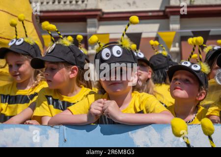 Strathaven, Écosse, Royaume-Uni. 10th juin 2023. Le gala annuel de Strathaven, qui comprend une parade de tracteurs et flotte dans les rues de la ville, se terminant par la cérémonie de couronnement de la reine au kiosque John Hastie Park. La reine de gala pour 2023 est Kayley Lawrence, qui est accompagnée de son champion Daniel Thomson, tous deux étudiants à la Strathaven Academy. Credit: SKULLY/Alay Live News Banque D'Images