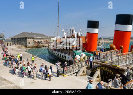 Porthcawl, pays de Galles - 9 juin 2023 : passagers embarquant à bord du bateau à aubes d'époque Waverley à l'embarcadère de Porthcawl Banque D'Images