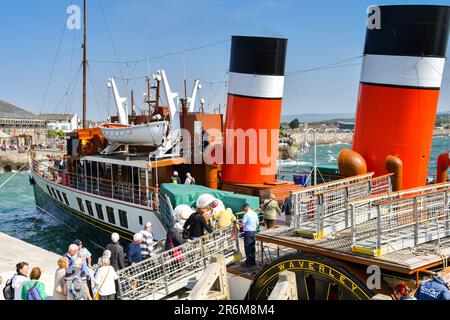 Porthcawl, pays de Galles - 9 juin 2023 : passagers embarquant à bord du bateau à aubes d'époque Waverley à l'embarcadère de Porthcawl Banque D'Images