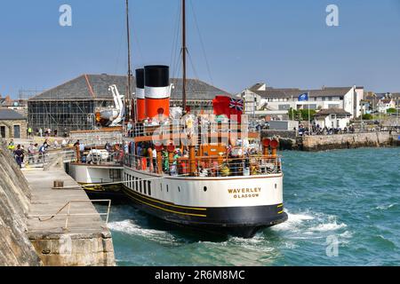 Porthcawl, pays de Galles - 9 juin 2023 : passagers embarquant à bord du bateau à aubes d'époque Waverley à l'embarcadère de Porthcawl Banque D'Images