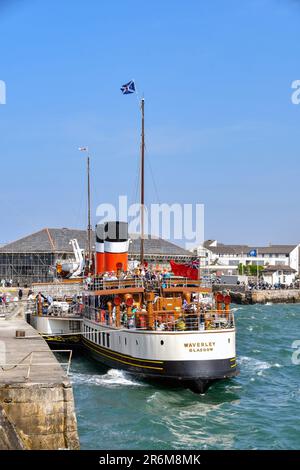 Porthcawl, pays de Galles - 9 juin 2023 : passagers embarquant à bord du bateau à aubes d'époque Waverley à l'embarcadère de Porthcawl Banque D'Images