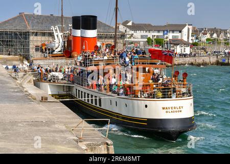 Porthcawl, pays de Galles - 9 juin 2023 : passagers embarquant à bord du bateau à aubes d'époque Waverley à l'embarcadère de Porthcawl Banque D'Images