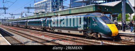 Cardiff, pays de Galles - 8 juin 2023 : vue panoramique d'un train à grande vitesse à la gare centrale de Cardiff. Le train est exploité par Great Western Railway. Banque D'Images