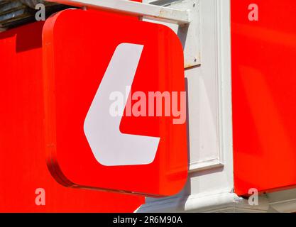 Cardiff, pays de Galles - 8 juin 2023 : panneau au-dessus de l'entrée d'une succursale de Ladbrokes qui abrite des boutiques Banque D'Images