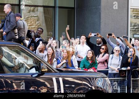 Les fans applaudissent alors que le prince Harry quitte la High court aujourd'hui après la troisième journée de procès contre Mirror Group Newspapers. Photo prise le 7th juin 2023 Banque D'Images