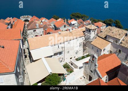 Ville historique de Korcula en Croatie, vue du clocher, maison Marco Polo, vacances d'été sur la côte Adriatique Banque D'Images