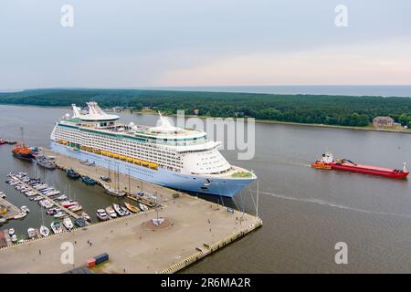 KLAIPEDA, LITUANIE - JUIN 2022 : vue aérienne de l'énorme paquebot de croisière 'Voyager des Mers' dans le port de Klaipeda. Terminal de bateaux de croisière Klaipeda, touris Banque D'Images